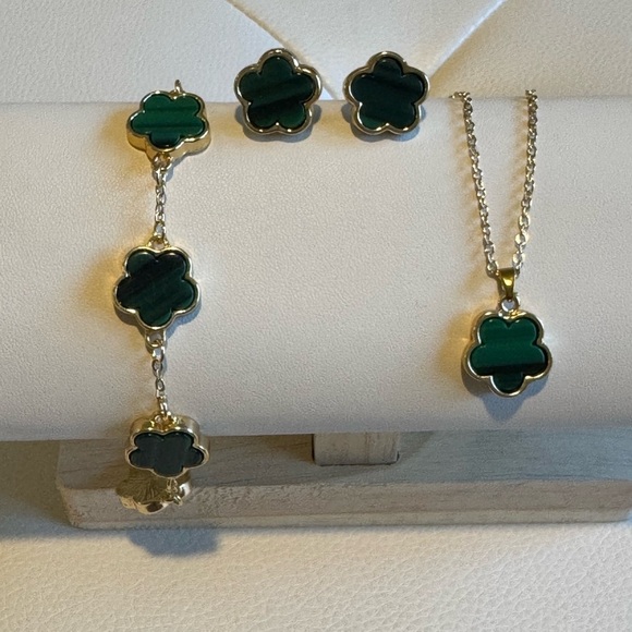Clover Green and Gold 5 Motif Bracelet Charm Necklace Stud Earrings Set New - Picture 1 of 9
